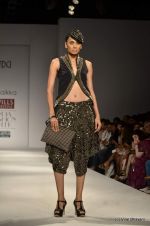 Model walk the ramp for Anaikka Show at Wills Lifestyle India Fashion Week 2012 day 2 on 7th Oct 2012 (126).JPG