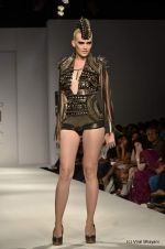 Model walk the ramp for Anaikka Show at Wills Lifestyle India Fashion Week 2012 day 2 on 7th Oct 2012 (137).JPG