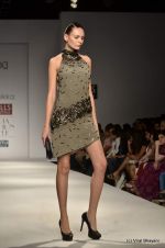 Model walk the ramp for Anaikka Show at Wills Lifestyle India Fashion Week 2012 day 2 on 7th Oct 2012 (48).JPG