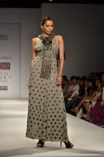 Model walk the ramp for Anaikka Show at Wills Lifestyle India Fashion Week 2012 day 2 on 7th Oct 2012 (56).JPG