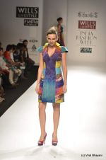 Model walk the ramp for Khushi Z Show at Wills Lifestyle India Fashion Week 2012 day 2 on 7th Oct 2012 (41).JPG