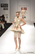 Model walk the ramp for Taniya Khanuja Show at Wills Lifestyle India Fashion Week 2012 day 2 on 7th Oct 2012 (51).JPG