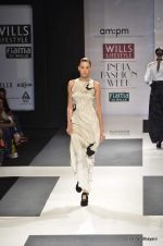Model walk the ramp for am.pm Show at Wills Lifestyle India Fashion Week 2012 day 2 on 7th Oct 2012 (67).JPG