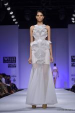 Model walk the ramp for Alpana and Neeraj Show at Wills Lifestyle India Fashion Week 2012 day 3 on 8th Oct 2012 (14).JPG
