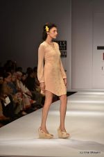 Model walk the ramp for Manish Gupta Show at Wills Lifestyle India Fashion Week 2012 day 3 on 8th Oct 2012 (43).JPG