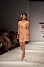 Model walk the ramp for Manish Gupta Show at Wills Lifestyle India Fashion Week 2012 day 3 on 8th Oct 2012 (44).JPG
