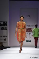 Model walk the ramp for Nachiket Barve Show at Wills Lifestyle India Fashion Week 2012 day 3 on 8th Oct 2012 (62).JPG