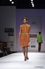 Model walk the ramp for Nachiket Barve Show at Wills Lifestyle India Fashion Week 2012 day 3 on 8th Oct 2012 (63).JPG