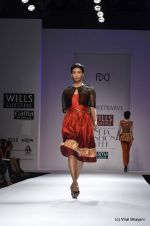 Model walk the ramp for Nachiket Barve Show at Wills Lifestyle India Fashion Week 2012 day 3 on 8th Oct 2012 (70).JPG