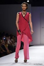 Model walk the ramp for Nachiket Barve Show at Wills Lifestyle India Fashion Week 2012 day 3 on 8th Oct 2012 (76).JPG
