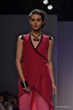 Model walk the ramp for Nachiket Barve Show at Wills Lifestyle India Fashion Week 2012 day 3 on 8th Oct 2012 (77).JPG