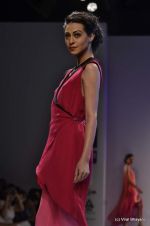 Model walk the ramp for Nachiket Barve Show at Wills Lifestyle India Fashion Week 2012 day 3 on 8th Oct 2012 (78).JPG