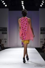 Model walk the ramp for Nachiket Barve Show at Wills Lifestyle India Fashion Week 2012 day 3 on 8th Oct 2012 (86).JPG