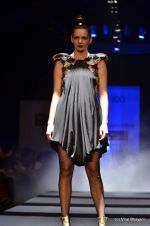 Model walk the ramp for Rajesh Pratap Singh Show at Wills Lifestyle India Fashion Week 2012 day 2 on 7th Oct 2012 (30336453).JPG