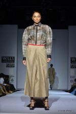 Model walk the ramp for Rishta by Arjun Show at Wills Lifestyle India Fashion Week 2012 day 3 on 8th Oct 2012 (24).JPG