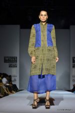 Model walk the ramp for Rishta by Arjun Show at Wills Lifestyle India Fashion Week 2012 day 3 on 8th Oct 2012 (40).JPG