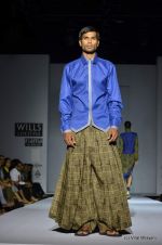 Model walk the ramp for Rishta by Arjun Show at Wills Lifestyle India Fashion Week 2012 day 3 on 8th Oct 2012 (41).JPG