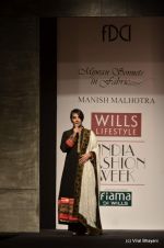 Shabana Azmi walk the ramp for Manish Malhotra Show at Wills Lifestyle India Fashion Week 2012 day 2 on 7th Oct 2012 (8).JPG