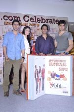 Alia Bhatt, Varun Dhavan and Siddharth Malhotra unveil the merchandise of their film Student of the year in Infinity Mall on 9th Oct 2012 (31).JPG