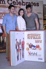 Alia Bhatt, Varun Dhavan and Siddharth Malhotra unveil the merchandise of their film Student of the year in Infinity Mall on 9th Oct 2012 (33).JPG