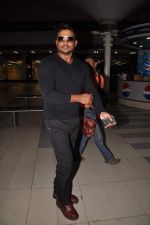 Madhavan snapped at the airport in Mumbai on 8th Oct 2012 (21).JPG