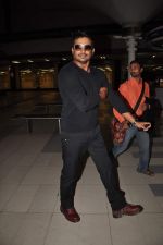 Madhavan snapped at the airport in Mumbai on 8th Oct 2012 (22).JPG