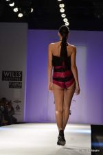 Model walk the ramp for Abhi Singh Show at Wills Lifestyle India Fashion Week 2012 day 4 on 9th Oct 2012 (14).JPG