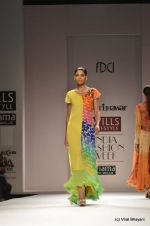 Model walk the ramp for Preeti Jhawar Show at Wills Lifestyle India Fashion Week 2012 day 4 on 9th Oct 2012 (26).JPG
