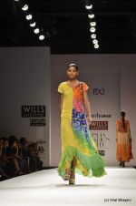 Model walk the ramp for Preeti Jhawar Show at Wills Lifestyle India Fashion Week 2012 day 4 on 9th Oct 2012 (27).JPG