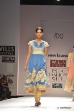 Model walk the ramp for Preeti Jhawar Show at Wills Lifestyle India Fashion Week 2012 day 4 on 9th Oct 2012 (42).JPG