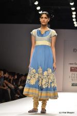 Model walk the ramp for Preeti Jhawar Show at Wills Lifestyle India Fashion Week 2012 day 4 on 9th Oct 2012 (44).JPG
