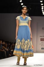 Model walk the ramp for Preeti Jhawar Show at Wills Lifestyle India Fashion Week 2012 day 4 on 9th Oct 2012 (45).JPG