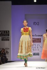 Model walk the ramp for Preeti Jhawar Show at Wills Lifestyle India Fashion Week 2012 day 4 on 9th Oct 2012 (53).JPG