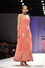 Model walk the ramp for Preeti Jhawar Show at Wills Lifestyle India Fashion Week 2012 day 4 on 9th Oct 2012 (60).JPG