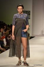 Model walk the ramp for Vaishali S Show at Wills Lifestyle India Fashion Week 2012 day 4 on 9th Oct 2012 (31).JPG