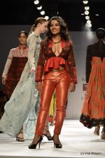 Tannishtha Chatterjee walk the ramp for Rahul Singh Show at Wills Lifestyle India Fashion Week 2012 day 4 on 9th Oct 2012 (104).JPG