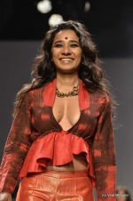 Tannishtha Chatterjee walk the ramp for Rahul Singh Show at Wills Lifestyle India Fashion Week 2012 day 4 on 9th Oct 2012 (91).JPG