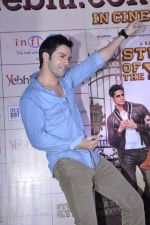Varun Dhavan unveil the merchandise of their film Student of the year in Infinity Mall on 9th Oct 2012 (3).JPG