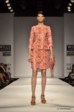 Model walk the ramp for Ashish Soni Show at Wills Lifestyle India Fashion Week 2012 day 4 on 9th Oct 2012 (112).JPG
