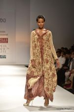 Model walk the ramp for Charu Parashar Show at Wills Lifestyle India Fashion Week 2012 day 5 on 10th Oct 2012 (95).JPG