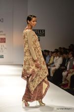 Model walk the ramp for Charu Parashar Show at Wills Lifestyle India Fashion Week 2012 day 5 on 10th Oct 2012 (97).JPG