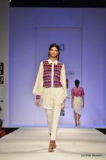 Model walk the ramp for Jenjum Gadi Show at Wills Lifestyle India Fashion Week 2012 day 5 on 10th Oct 2012 (23).JPG