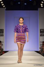 Model walk the ramp for Jenjum Gadi Show at Wills Lifestyle India Fashion Week 2012 day 5 on 10th Oct 2012 (31).JPG