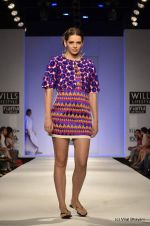 Model walk the ramp for Jenjum Gadi Show at Wills Lifestyle India Fashion Week 2012 day 5 on 10th Oct 2012 (32).JPG