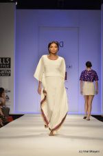 Model walk the ramp for Jenjum Gadi Show at Wills Lifestyle India Fashion Week 2012 day 5 on 10th Oct 2012 (35).JPG