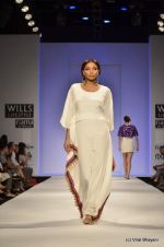 Model walk the ramp for Jenjum Gadi Show at Wills Lifestyle India Fashion Week 2012 day 5 on 10th Oct 2012 (36).JPG