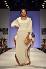 Model walk the ramp for Jenjum Gadi Show at Wills Lifestyle India Fashion Week 2012 day 5 on 10th Oct 2012 (37).JPG