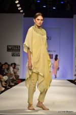 Model walk the ramp for Jenjum Gadi Show at Wills Lifestyle India Fashion Week 2012 day 5 on 10th Oct 2012 (54).JPG
