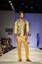 Model walk the ramp for Jenjum Gadi Show at Wills Lifestyle India Fashion Week 2012 day 5 on 10th Oct 2012 (78).JPG