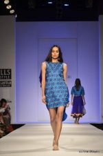Model walk the ramp for Jenjum Gadi Show at Wills Lifestyle India Fashion Week 2012 day 5 on 10th Oct 2012 (8).JPG
